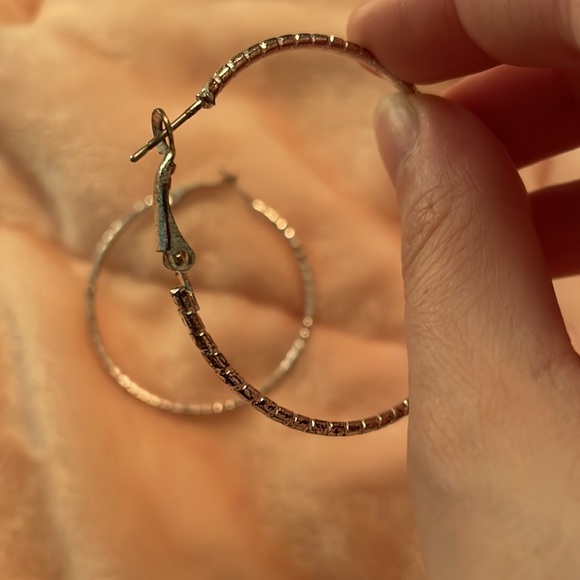 Set of 3 hoop earrings of different sizes Costume Jewelry - Picture 6 of 7